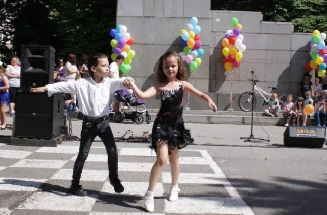 Малчугани от старозагорските детските градини подариха весел концерт на града