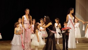 Царица Роза вече има своите 21 малки Принцеси на розата