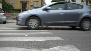 Дупка се появи върху легнал полицай СНИМКИ