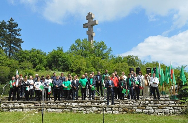 Стотици се поклониха пред подвига на Христо Ботев