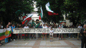 С шествиебългарски знамена венци и цветя почетоха Христо Ботев в