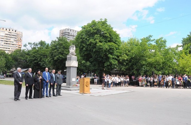 Поклон пред паметта на Ботев и героите, загинали за свободата на България
