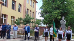 Съветникът Емил Гущеров подари на Гимназия Христо Ботев портрети на