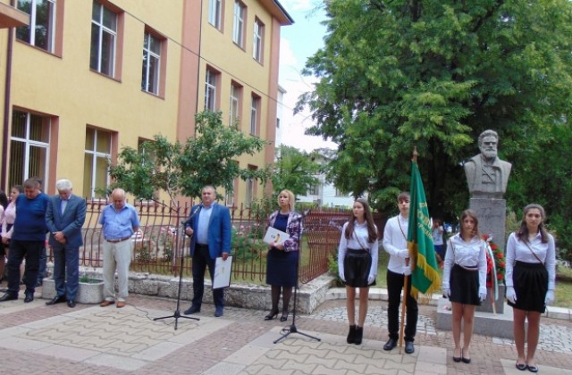 Съветникът Емил Гущеров подари на Гимназия Христо Ботев портрети на видни българи