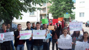 Протест във Враца ученици се опълчиха на директор защитават учителката