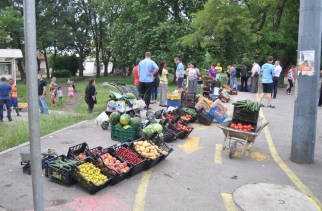 Горят половин тон плодове и зеленчуци от незаконен пазар в Победа