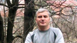 Литературен критик и поет на гости в библиотеката