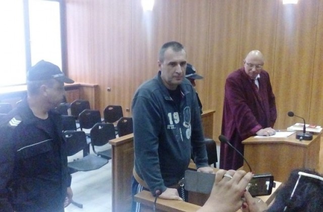Обвиняват полицая Караджов в убийството на родителите му (СНИМКИ)