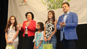 Кметът Даниел Панов и министър Ивелина Василева наградиха ученици за