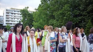 ЖЕНИГЕРБ подариха 500 копринени шала с гербер на добричлийки