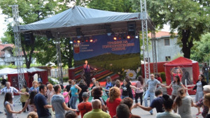 Димящи скари много музика и настроение сложиха началото на Празника