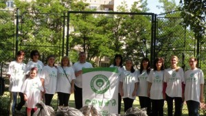 Областният управител с част от екипа му почистиха спортна площадка