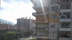 Проливен дъжд с градушка над Кюстендил