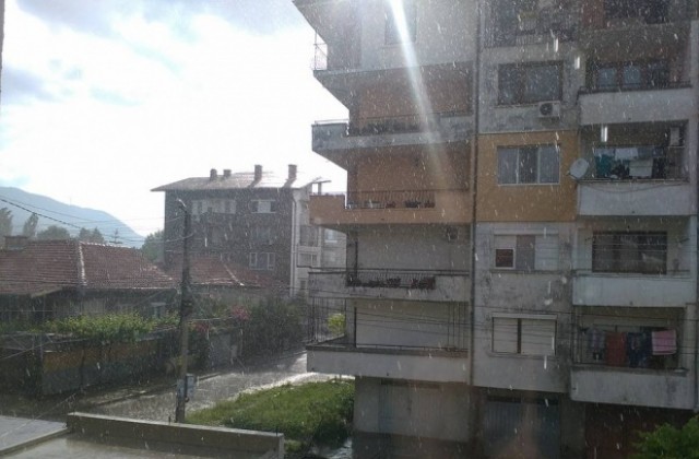 Проливен дъжд и градушка в Кюстендил (СНИМКИ)
