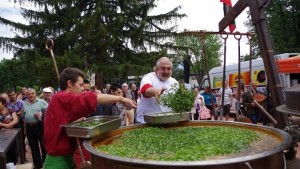 Ути Бъчваров раздаде на казанлъчани 3 000 порции боб