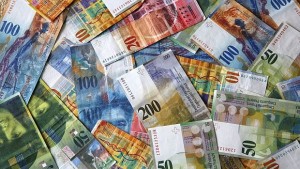 Швейцарците решават на референдум за 2500 франка безусловен основен доход