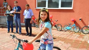 41 деца от Кубрат получиха подарък колело