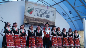 Ритъмът на България събра в Ловеч любители на фолклора от