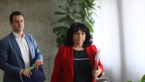 Министър Петкова към Румен Петков В Япония не са поемани