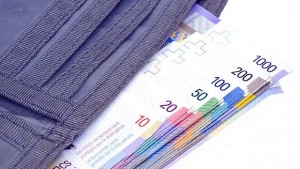 Швейцарците отхвърлят идеята за безусловен базов доход сочат прогнозни данни