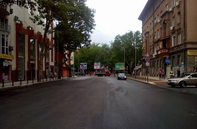 Първите коли по обновения  Васил Априлов“ тръгнаха, слагат разделителни платна по булеварда