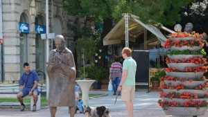 Рибарят и златната рибка вече красят центъра на Варна СНИМКИ