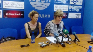 Обвиняват съпругата на полицая в съучастничество за убийството на родителите