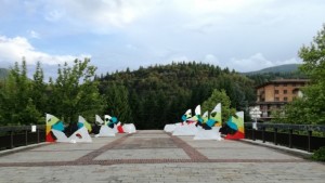 Откриха арт инсталация на пешеходния мост в центъра на Смолян