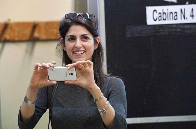 Кандидатката на Пет звезди води в изборите за кмет на Рим