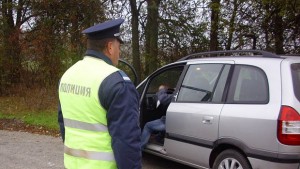 Кола се блъсна в дърво заради отнето предимство