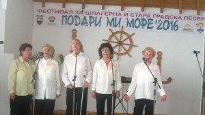 Певческата група към ХобиСклуб се представи на фестивала Подари ми