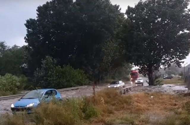 Порой се изсипа над Варна (ВИДЕО)