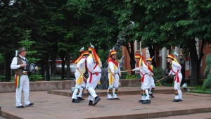 Английската фолклорна група Зеленият дъб представи танца Морис в Генерал