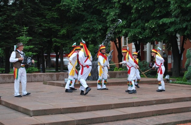Английската фолклорна група Зеленият дъб представи танца Морис в Генерал Тошево