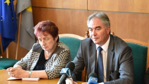 Отлагателно вето за такса смет на читалищата депозира кметът Спартански