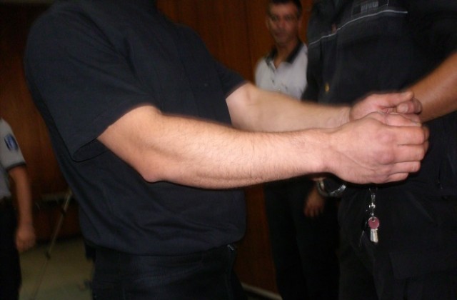 Повдигнаха обвинение на побойник, заплашвал полицай