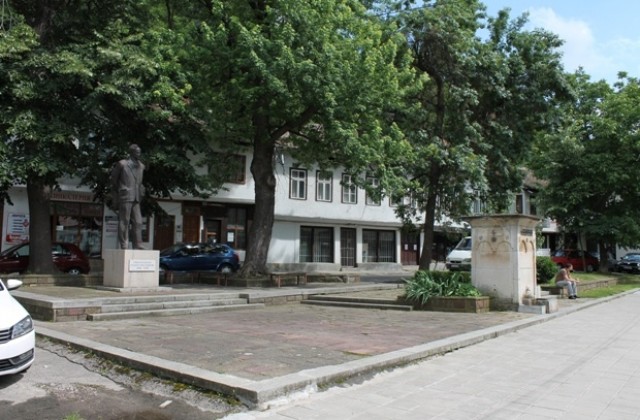 Събират оферти за изработка и монтаж на фигура на дете, четящо книга