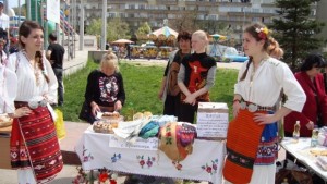 Спасовско хоро извиват участниците в Селския мол