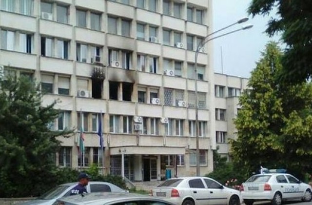Горя сградата на Областната дирекция на МВР в Кюстендил