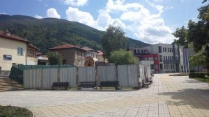 Строителен обект затвори част от площада на гр Сапарева баня