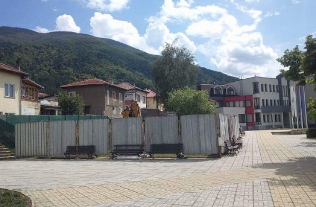 Строителен обект затвори част от площада на гр. Сапарева баня