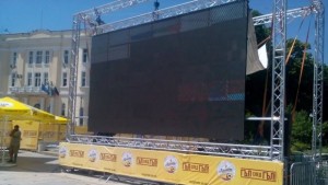 Фензона с LED екран на открито за Евро 2016 на