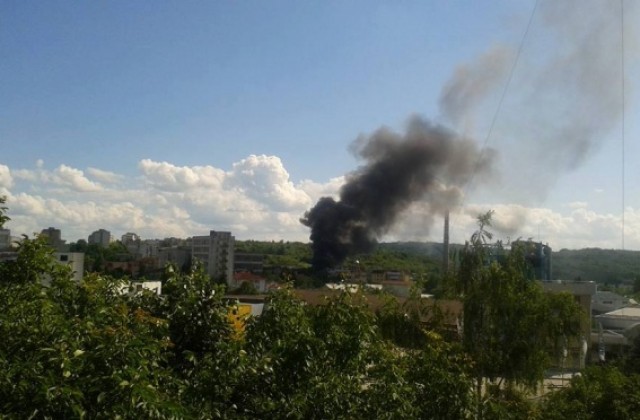 Пожар изпепели 15 трошки на площадка за автомобили за скрап във В. Търново