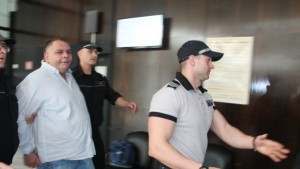 Оставиха в ареста Мартин Дебелия и двамата полицаи