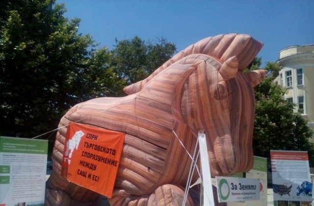8-метров Троянски кон в Пловдив символизира протест