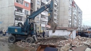 Премахнаха незаконни постройки в Северен