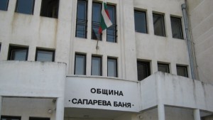 Кърпят дупки по улици в Сапарева баня