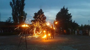 Огнено шоу и предложение за брак на откриването на фестивала