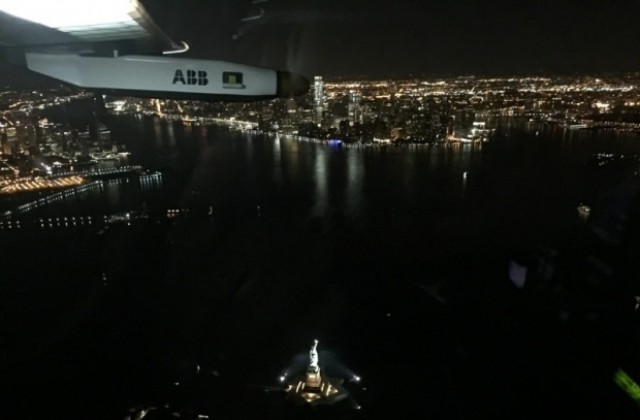 Solar Impulse 2 прелетя над Статуята на свободата (СНИМКИ/ВИДЕО)