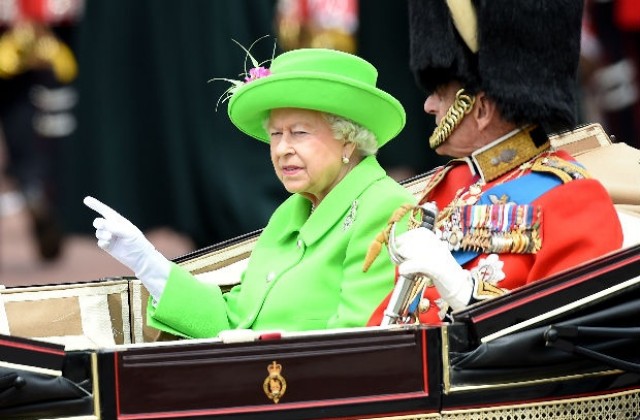 Британската кралица празнува официалния си рожден ден (СНИМКИ)